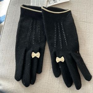 Women’s wool/nylon black gloves